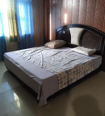 Radha Madhav Apartment วรินดาวัน ภายนอก รูปภาพ