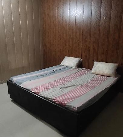 Radha Madhav Apartment วรินดาวัน ภายนอก รูปภาพ