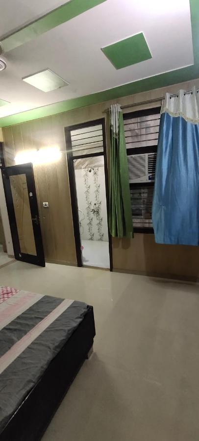 Radha Madhav Apartment วรินดาวัน ภายนอก รูปภาพ
