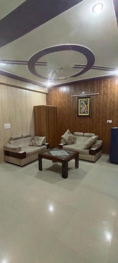Radha Madhav Apartment วรินดาวัน ภายนอก รูปภาพ