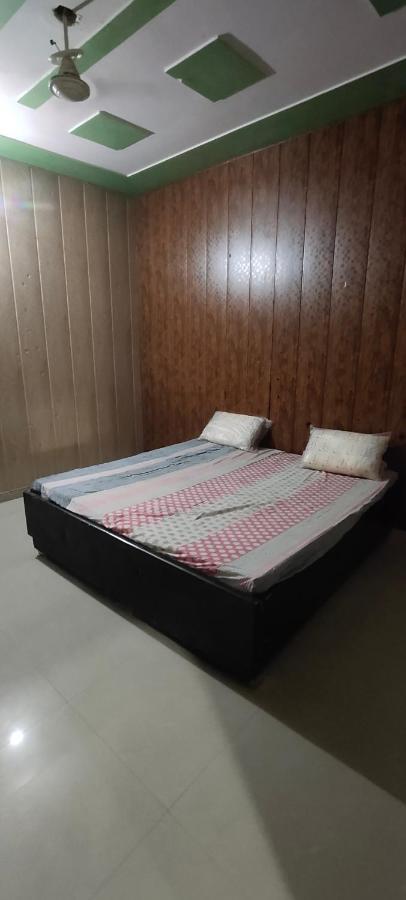 Radha Madhav Apartment วรินดาวัน ภายนอก รูปภาพ