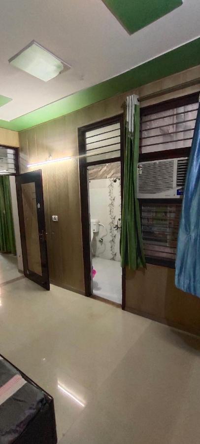 Radha Madhav Apartment วรินดาวัน ภายนอก รูปภาพ