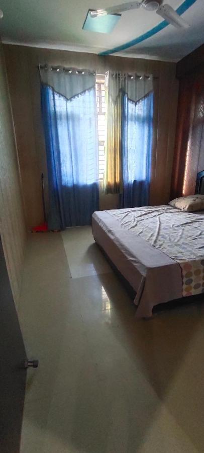Radha Madhav Apartment วรินดาวัน ภายนอก รูปภาพ