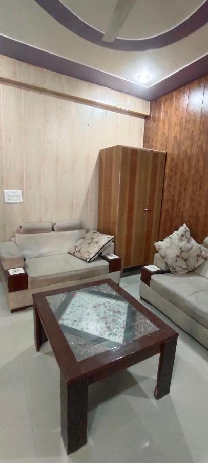 Radha Madhav Apartment วรินดาวัน ภายนอก รูปภาพ